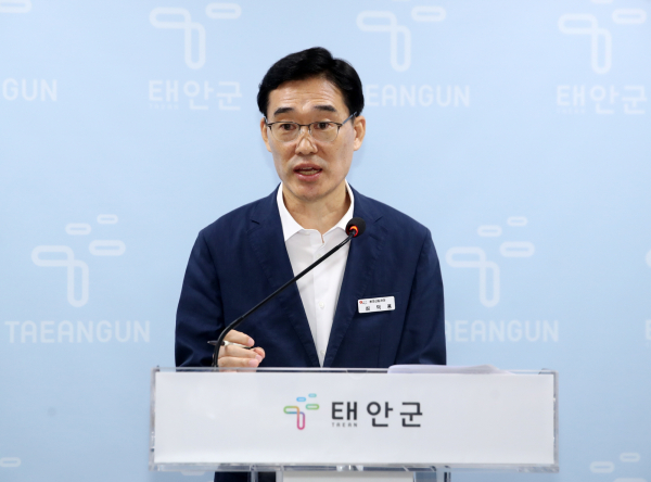 28일 군청 브리핑실에서 정례브리핑 중인 심덕용 환경산림과장.