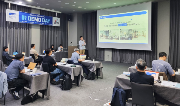 ‘2024년 초기창업패키지-IR 데모데이’에서 창업기업 대표들이 IR피칭 진행 모습