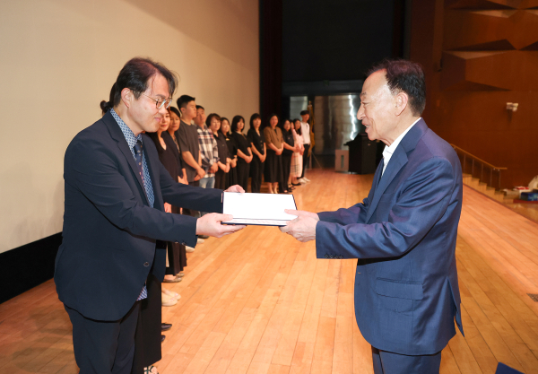 모범 학원 설립·운영자와 강사에게 표창 수여 모습