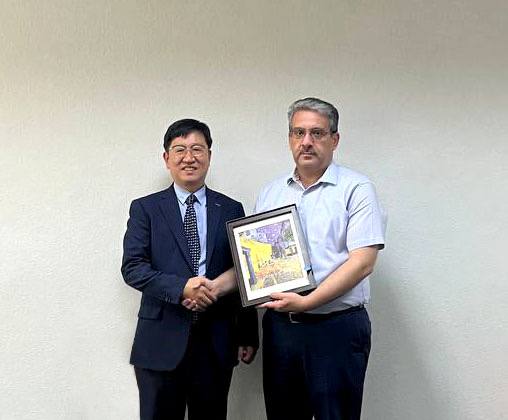 성창훈 사장(왼쪽)과 우즈베키스탄 조폐공사 하미도브 아지즈혼 사장이 업무협의 후 기념사진을 촬영하고 있다