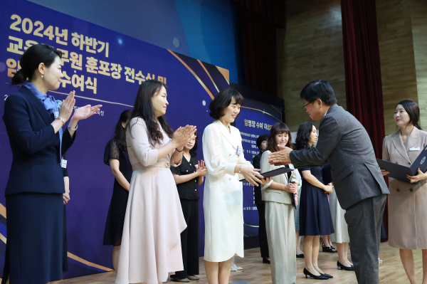 교육공무원 훈포장 전수 및 임명장 수여 모습