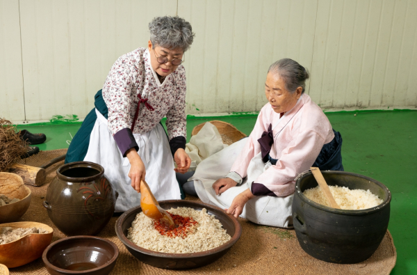 청양구기자주(보유자 임영순)가 청양고추구기자 문화축제에서 시연을 한다
