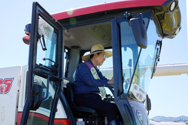 신품종 달맑은벼 수확 현장에 참석한 박경귀 시장