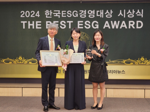 2024 한국ESG경영대상 ‘The Best ESG’시상식을 마치고 한국ESG위원회 윤재은 이사장(왼쪽), 한국조폐공사 고은영 성과관리처장(가운데), ESG 코리아 뉴스 유현정 대표가 기념사진