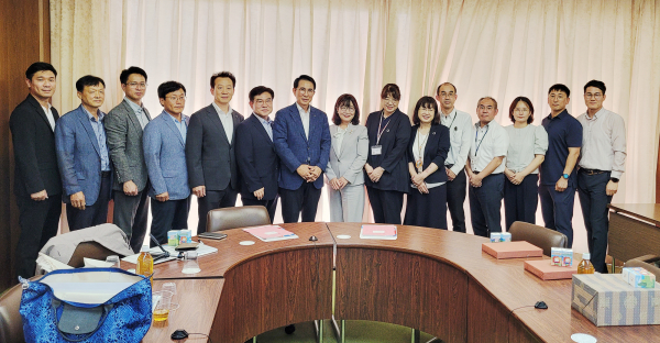 이완섭 서산시장이 지난 8월 28일 아카시시를 방문해 아동 보육 등 보육정책을 주제로 간담회 참석 단체사진