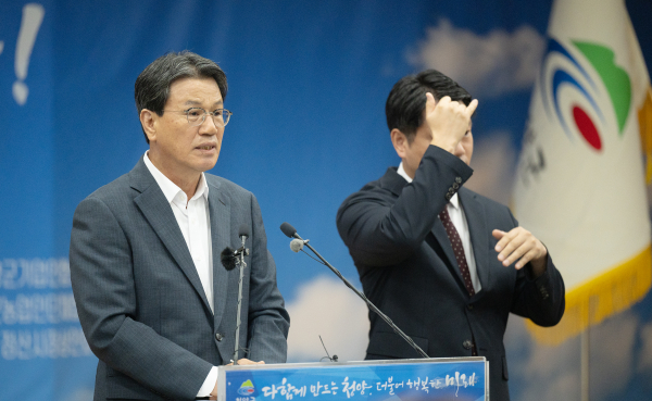 2일 청양군청 대회의실에서 긴급브리핑 하는 김돈곤 군수