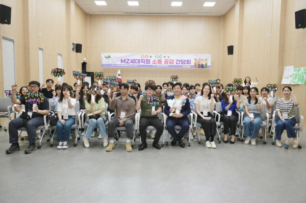최재구 군수-MZ세대 직원 소통 공감 간담회 단체사진