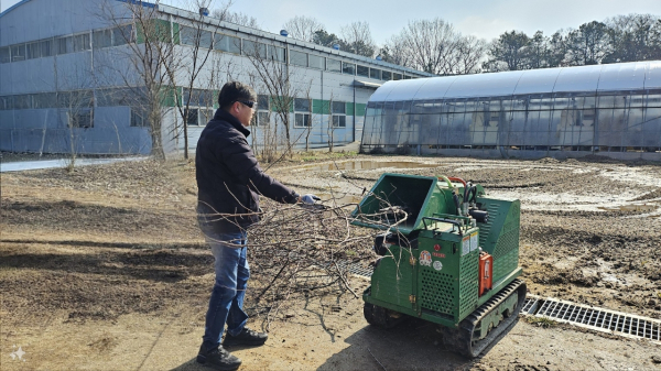 영농부산물 파쇄 지원 현장 모습