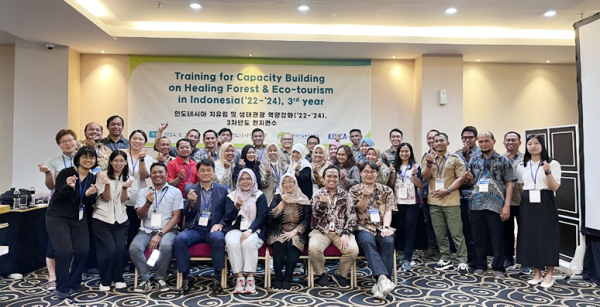 지난 2일 인도네시아 보고르 지역에서 인도네시아 환경산림부 공무원 30명을 대상으로 현지 연수를 성공적으로 진행하고 기념사진