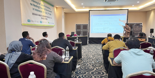 강사로 참여한 충남대학교 산림환경자원학과 박범진 교수가 인도네시아 환경산림부 공무원을 대상으로 한국의 산림치유 프로그램 사례에 대해 강의하고 있다.