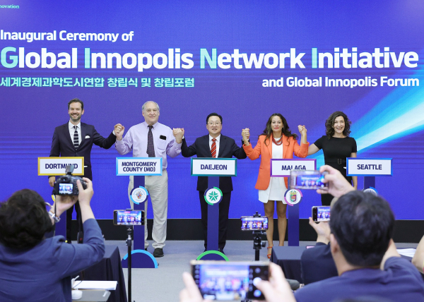(사진 왼쪽부터) 마틴 반 데어 퓌텐 독일 도르트문트 국제관계실장, 마크 엘리치 몽고메리카운티 시장, 이장우 대전시장, 알리시아 이스키에르도 스페인 말라가 부시장, 레베카 로벨 시애틀 경제개발공사 부사장