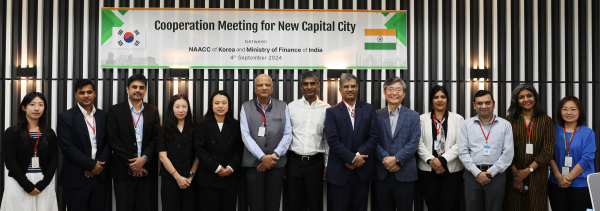 4일 스마트시티 건설분야 해외 선진사례를 배우기 위해 방문한 인도 재무부 정책계획국장(왼쪽에서 일곱 번째) 일행과 스마트도시 건설 협력방안에 대해 논의하였다