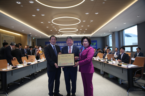 왼쪽부터 김무강 중앙상임위원장, 김용하 총장, 전재용 여성총연합전국중앙회장