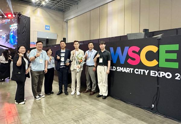 지난 4일 킨텍스에서 열린 WSCE에 참석해 기관표창을 받은 태안군 관계자들 및 태안군 홍보부스.