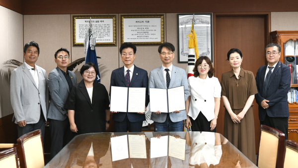 백석문화대 총장실에서 열린 ㈜두뇌싱긋연구소와의 협약에서 관계자들이 기념촬영을 하고 있다.(왼쪽 네 번째부터 백석문화대 송기신 총장, ㈜두뇌싱긋연구소 김창환 대표)