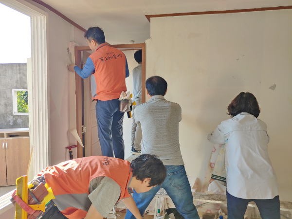 대전지방보훈청, 한국타이어 봉사단과 함께 침수피해 보훈가족 주거환경 개선 봉사활동 모습