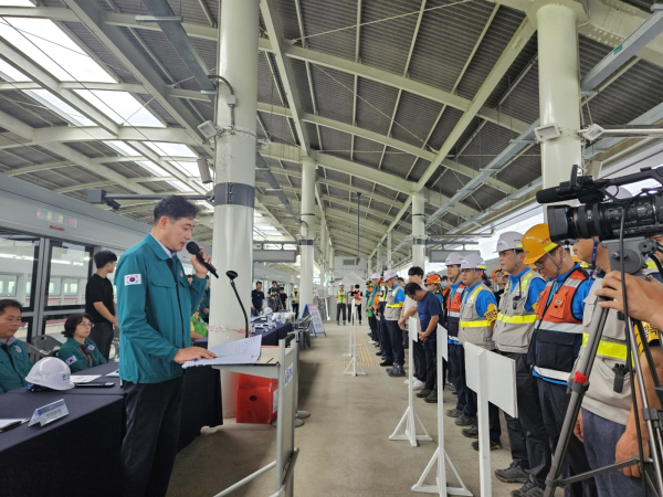 국가철도공단 김윤양 충청본부장(왼쪽)이 5일 서해선 신설역사에서 유관기관 합동 재난대응훈련 종료 후 강평을 하고 있다.
