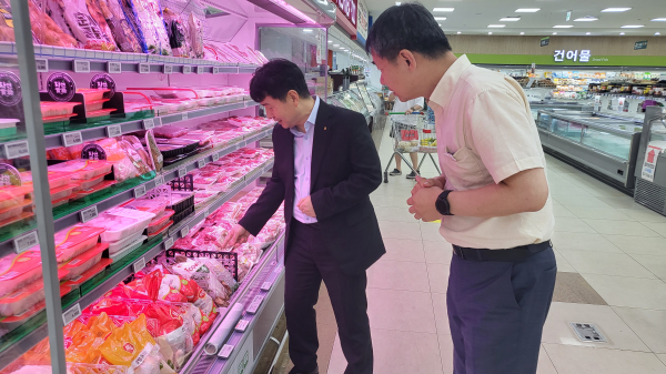 윤세상 충남검사국장(왼쪽)이 서산농협 하나로마트를 찾아 추석명절 대비 농축산물에 대한 특별점검을 실시하고 있다.