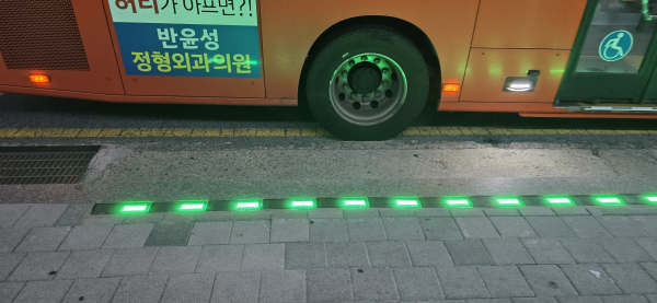 남산중앙시장 스마트정류장에 ‘인공지능(AI) 스마트정류장 안심승차 유도시스템’을 구축했다.