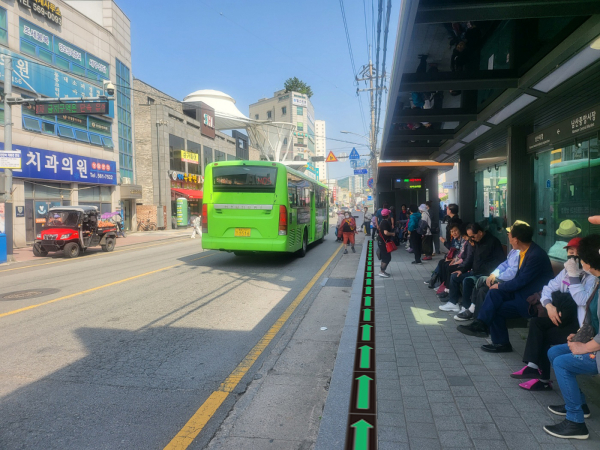 남산중앙시장 스마트정류장에 ‘인공지능(AI) 스마트정류장 안심승차 유도시스템’을 구축했다.