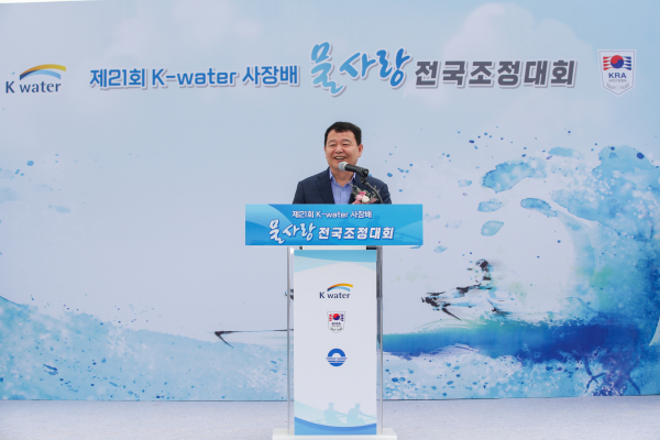 윤석대 한국수자원공사 사장이 지난 6일 경남 김해시 대동생태체육공원 조정경기장에서 개최된 ‘제21회 K-water 사장배 물사랑 전국조정대회’에서 개회사를 하고 있다.