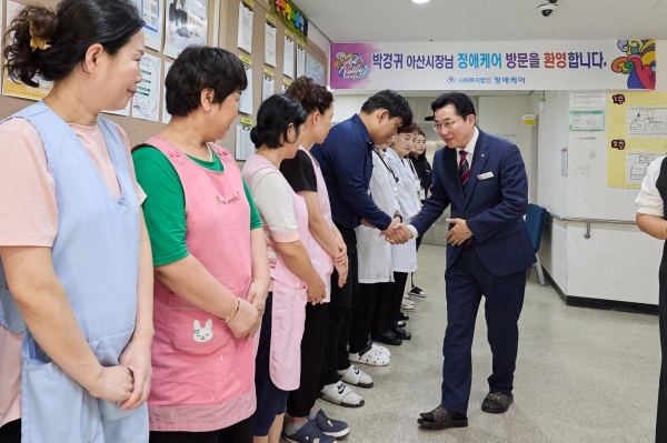 박경귀 아산시장, 복지시설 위문 방문 모습