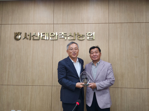 서산시축산관련단체협의회로부터 감사패 전달받는 김맹호 의원(오른쪽) 모습