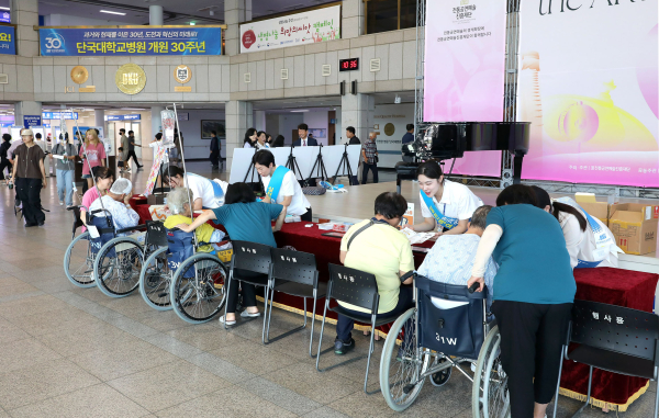 단국대학교병원은 지난 9일 진료동 로비에서 ‘환자안전의 날’ 행사를 진행했다./단국대병원 제공