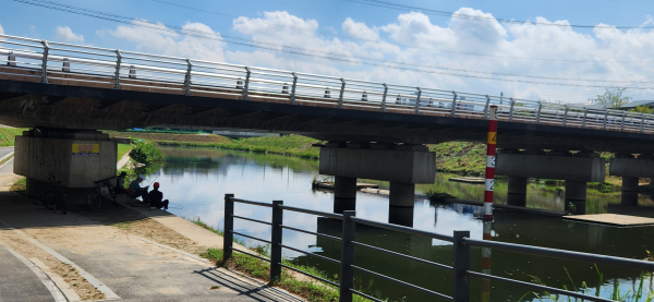 천안천에서 낚시하고 있는 시민들의 모습.