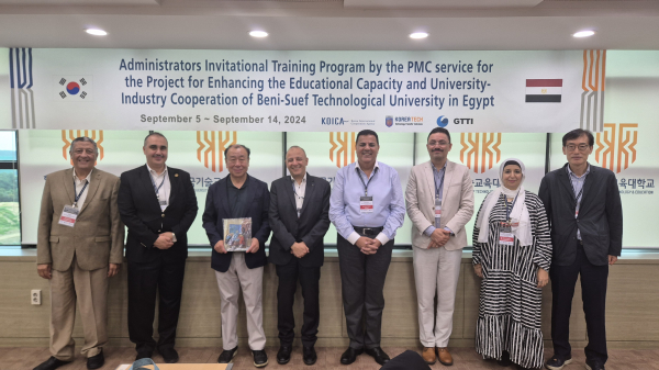 지난 6일 이집트 관리자 초청 연수생 6명이 단체사진을 촬영하고 있다