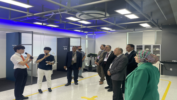 지난 9일 이집트 관리자 초청 연수생 6명이 한기대 캠퍼스 투어를 하고 있다.