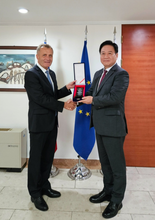 주한루마니아대사관으로부터 표창패를 수상받는 충남문화관광재단 서홍식 대표이사