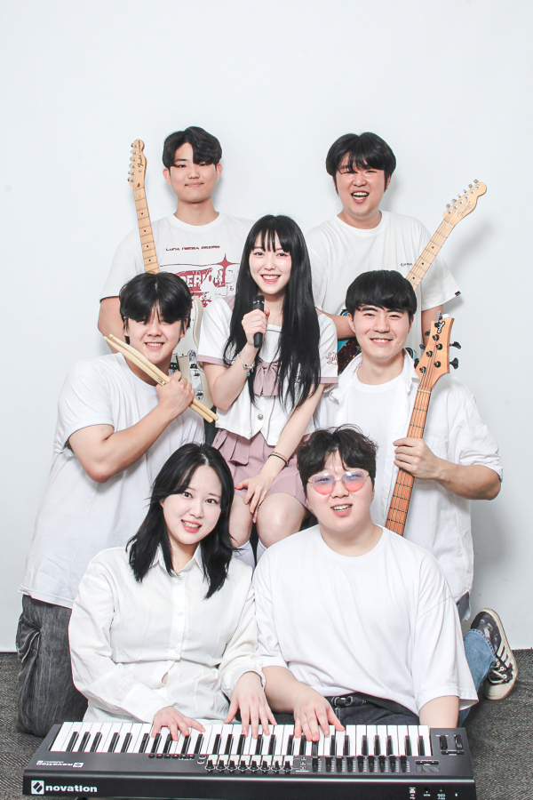 지난 6일, ‘GXG 2024 게임음악 경연대회’에서 금상을 수상한 노사무엘, 김재중 학생팀의 모습