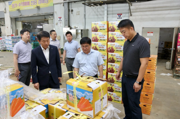 김영훈 본부장과 권희근 노조위원장이 함께 명절 성수품 수급상황 및 가격동향 점검 모습