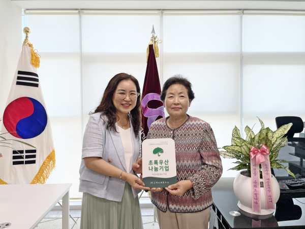 왼쪽부터 초록우산 세종지역본부 박미애 본부장, ㈜고려소재연구소 김영숙 대표