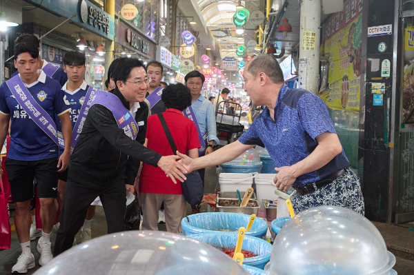 박경귀 아산시장과 관계 공무원들이 전통시장을 방문하여 시장 상인을 격려하고 있다.