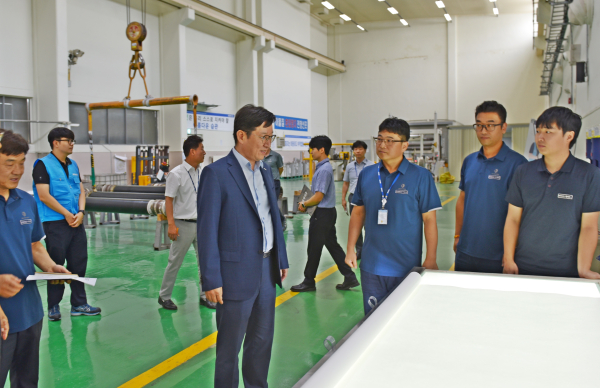 성창훈 사장이 제지본부에서 ‘CEO 현장 특별안전점검’을 실시하고 있다.