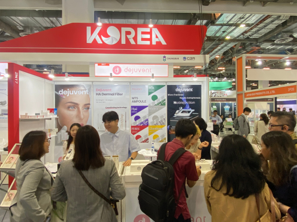 데쥬벤트 부스에서 정재휴 학생(국제통상학과 4학년)이 바이어들에게 제품을 설명하고 있다.