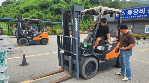 당진시의 한 중장비 운전학원에서 진행된 소형 건설기계 면허취득 과정 교육(2024. 8. 27.).