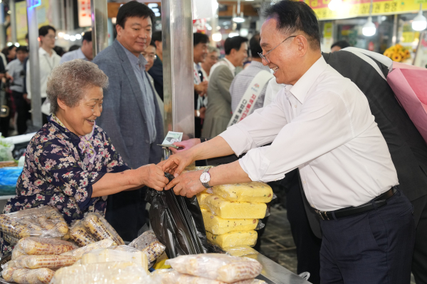 박상돈 천안시장, 추석맞이 전통시장 장보기 행사 진행 모습