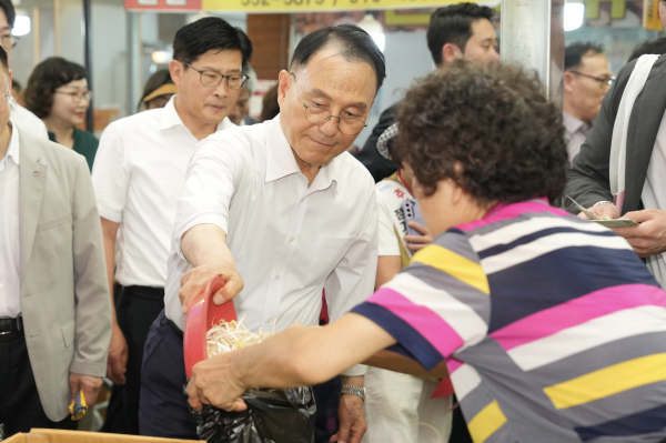 박상돈 천안시장, 추석맞이 전통시장 장보기 행사 진행 모습
