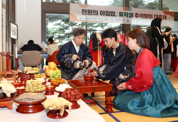 선문대 유학생들이 추석 차례상 체험을 하고 있다.