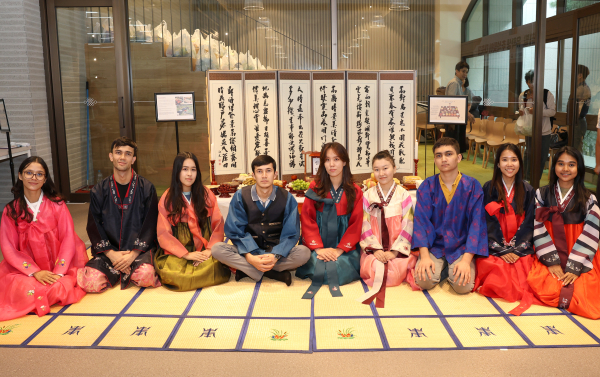 추석 명절을 기념하여 유학생들이 사진촬영을 하고 있다.