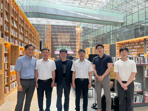 김한빛나리 한글학회 사무국장(왼쪽에서 3번째)과 김슬옹 세종국어문화원장(왼쪽에서 4번째)(문화예술과)