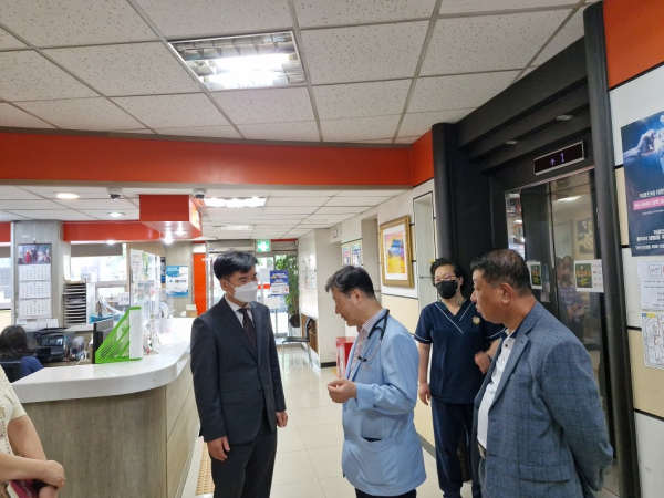 현대병원 대표와 이야기 나누는 중(현대병원 로비)