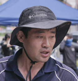 구상범 교수가 영화 촬영 현장에서 연출을 하고 있다