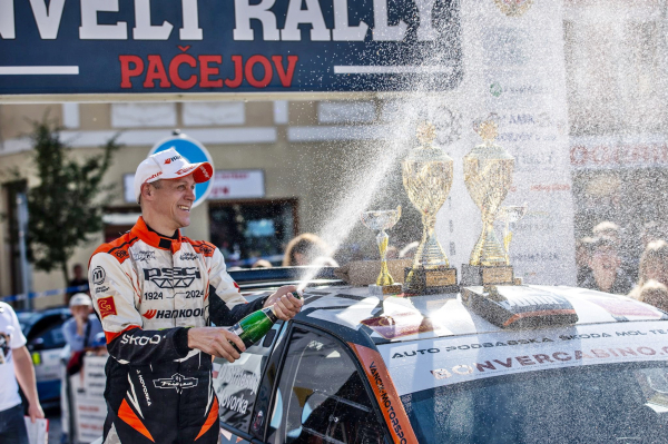 한국타이어 후원 스트리테스키 도미니크 선수 랠리 파체요프 대회 시상식 기념 촬영