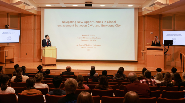 센트럴미시간대에서 강연하는 김동일 시장