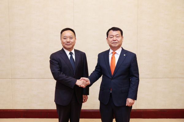윤석대 한국수자원공사 사장(사진 오른쪽)이 중국 수리부 리궈잉(Li Guoying) 장관(사진 왼쪽)과 함께 23일 중국 베이징 현지에서 베이징 선언문 이행 등 협력방안을 논의하고 기념사진을 촬영하고 있다.