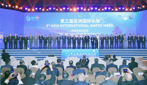 24일 중국 베이징 현지에서 개최된 ‘2024 아시아국제물주간(Asia International Water Week)’ 개회식 주요 참석자들이 기념사진을 촬영하고 있다.